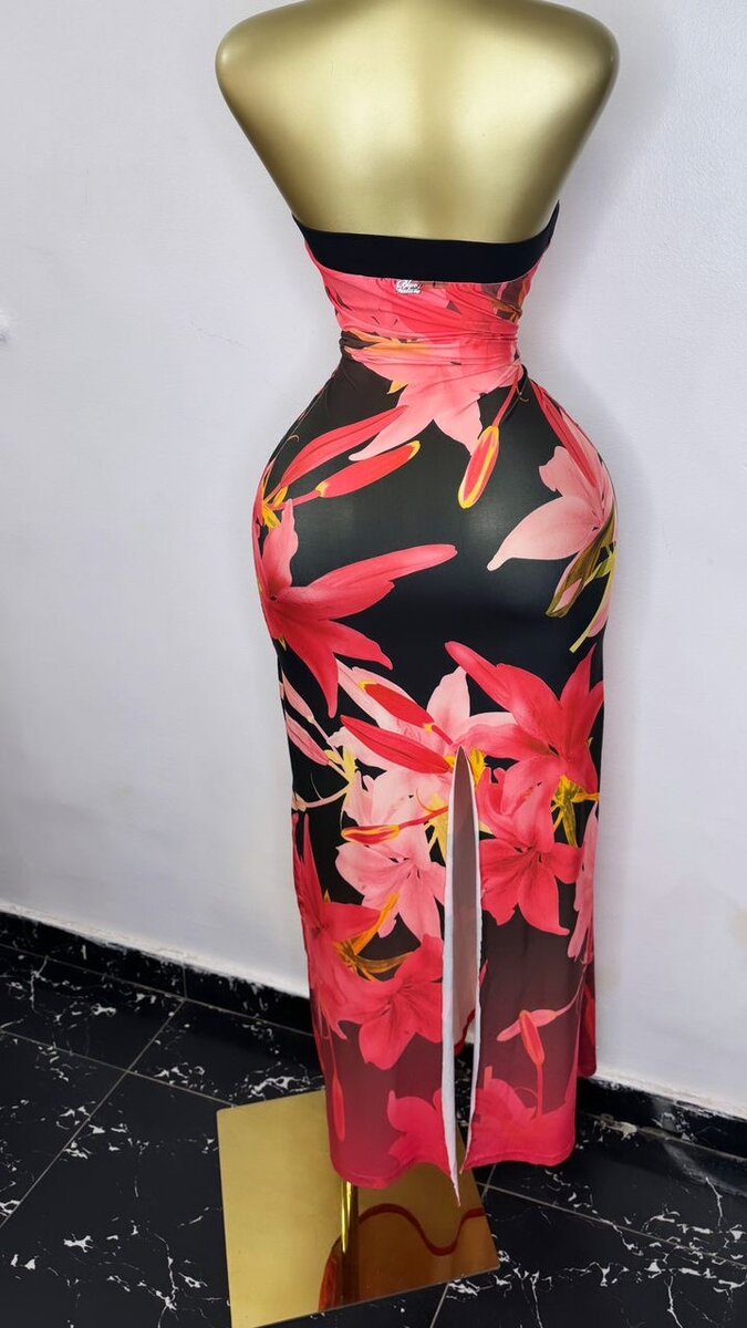 Robe fleurie rouge sans bretelles