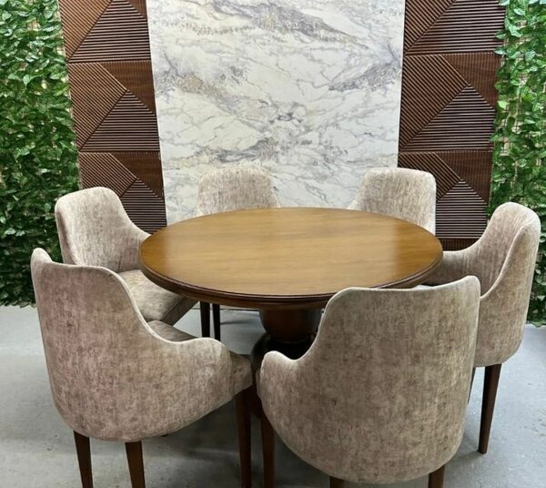 Table ronde en bois avec chaises