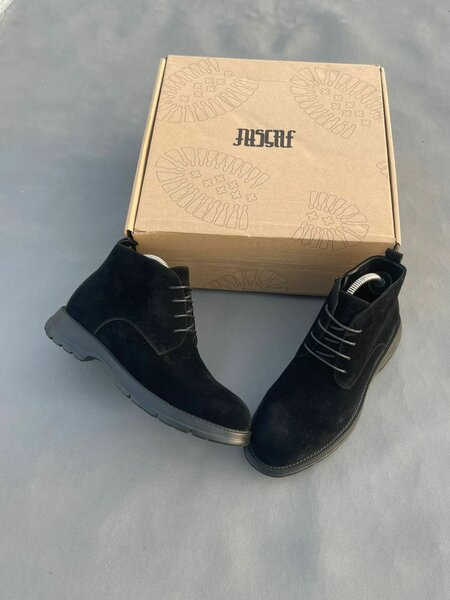 Bottes noires en daim élégantes