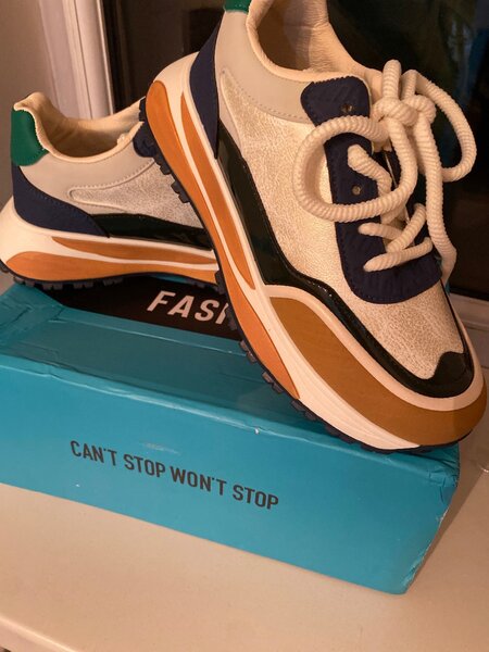 1500 сом,кроссовки новые размер точный ,40, качество отлично