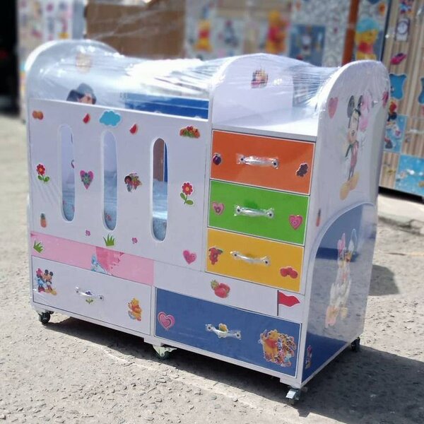 Lit bébé avec rangements