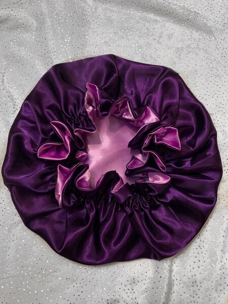 Bonnets en satin colorés