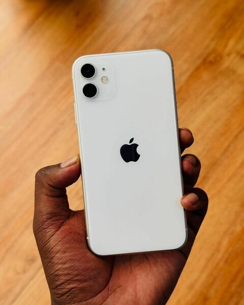 iPhone 11 64GB (Pre owned)