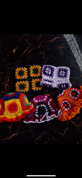 Bonnets en crochet colorés