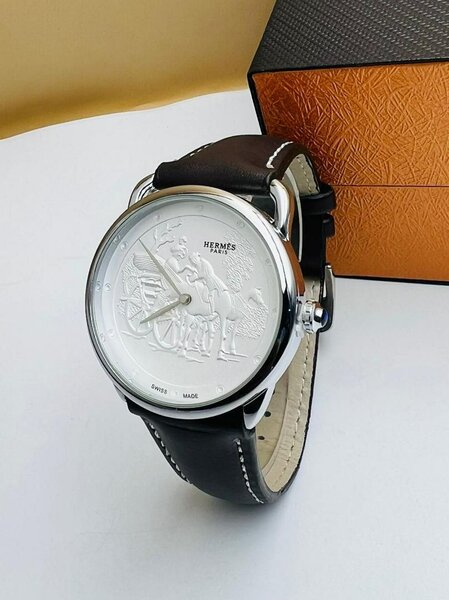 UNE MONTRE HERMÈS PARIS