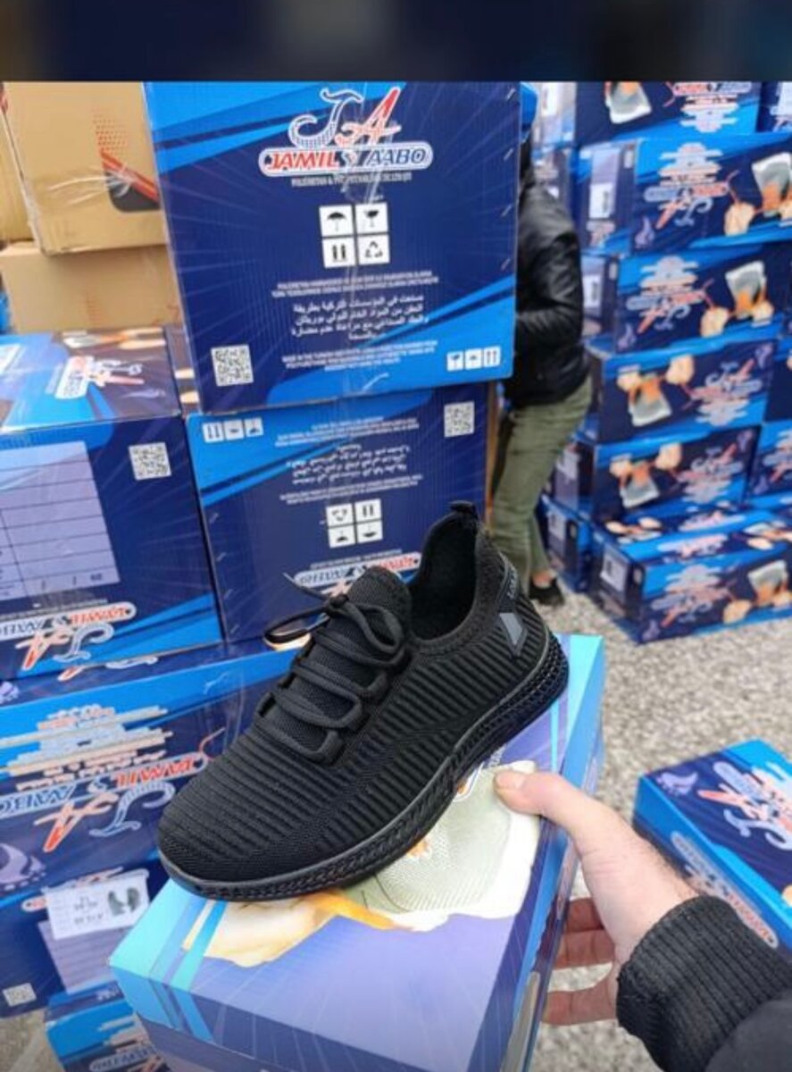 حذاء رياضي رجالي أسود