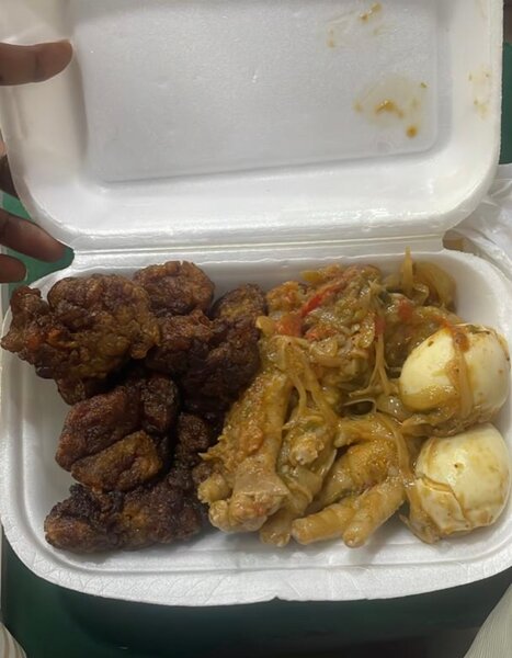 Claclo, œuf, pattes de poulets