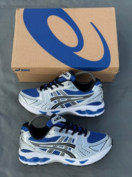 Chaussures de sport Asics blanches et bleues