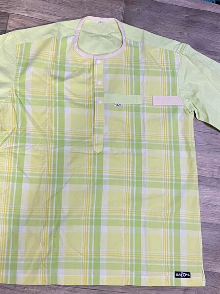 Chemise à manches courtes pour hommes, taille L.