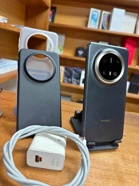 Téléphone portable Huawei avec chargeur et accessoires