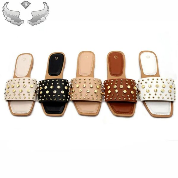 Sandales plates cloutées