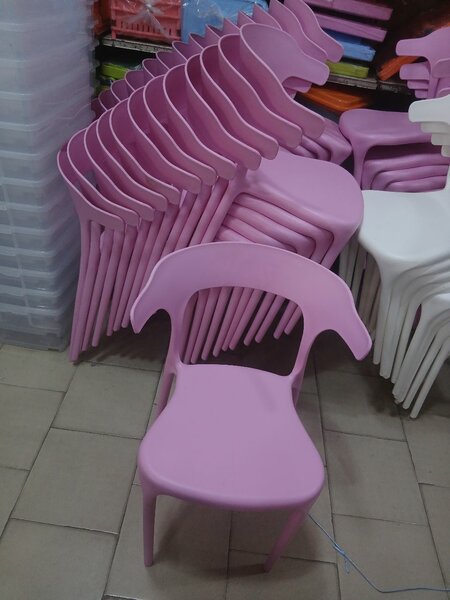 Chaise empilable en plastique rose