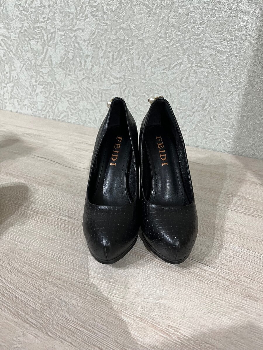 Черные новые туфли