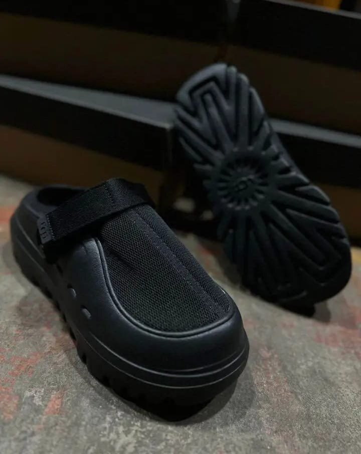 Chaussures compensées noires et jaunes