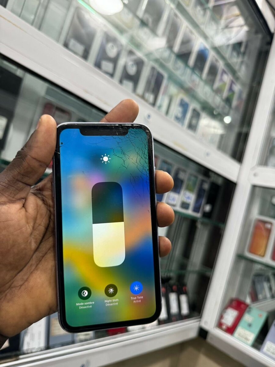 iPhone 11 64g fissuré