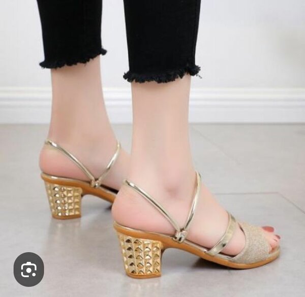 Sandales à talons dorées chic