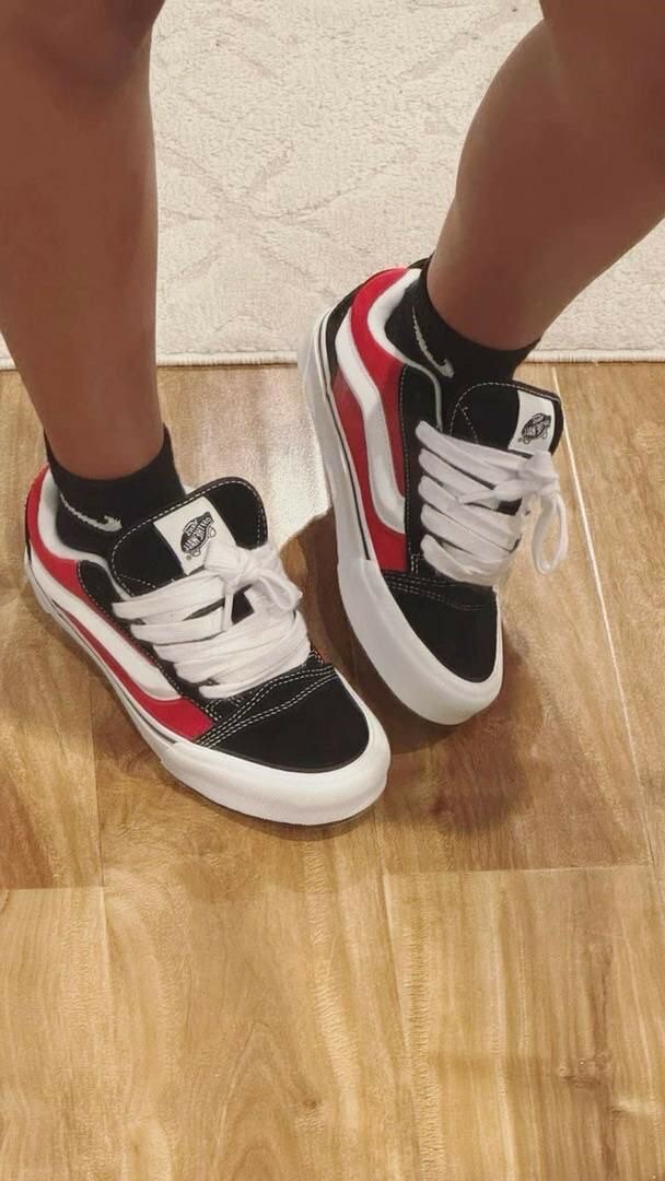 Baskets rouge et noir tendance