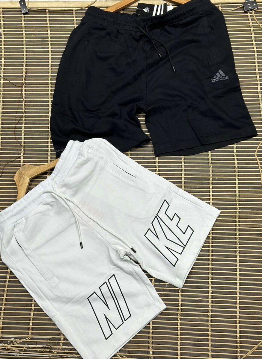 les shottes Adidas et puis Nike