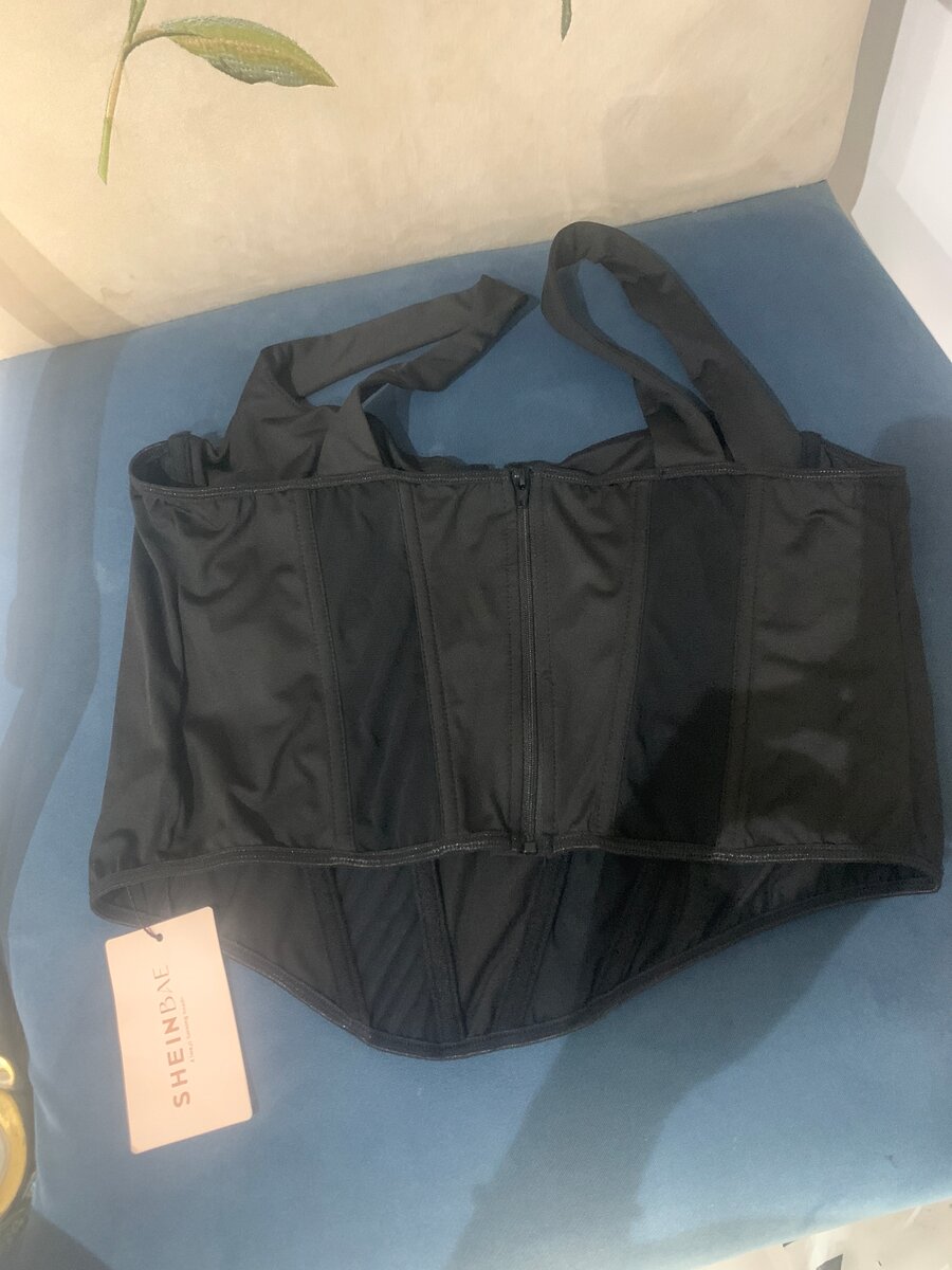 Top en dentelle et bustier noir