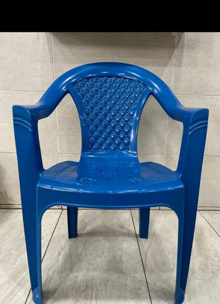 Chaise en plastique bleu