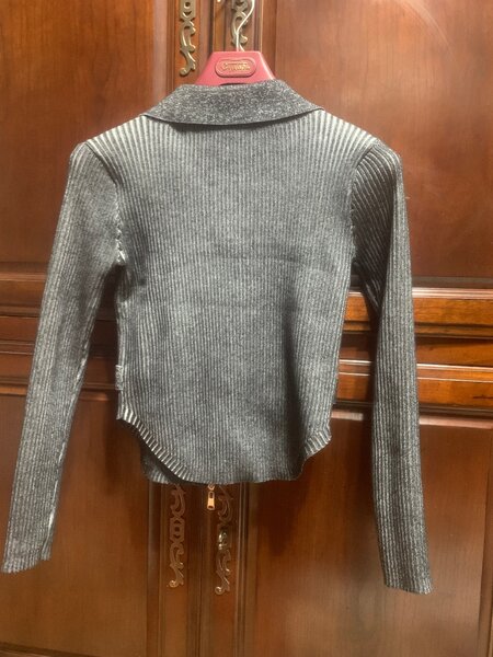 Это женская вязаная кофта с молнией (кардиган или джемпер на