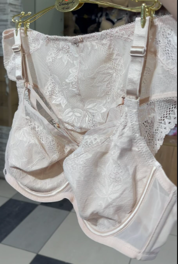 Этот роскошный комплект нижнего белья создан для тех, кто ценит комфорт, стиль и качество. 