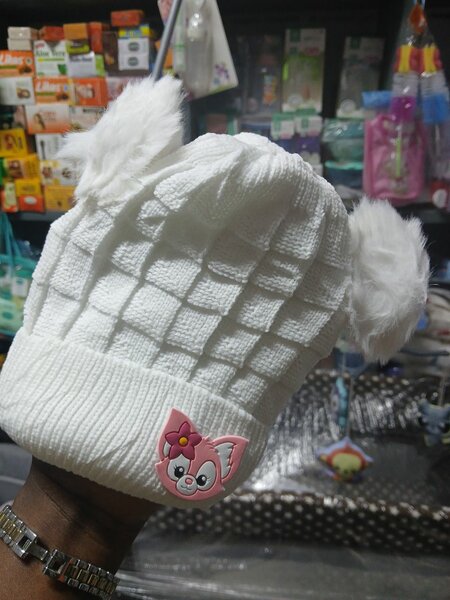 Chapeaux bébé avec pompons mignons