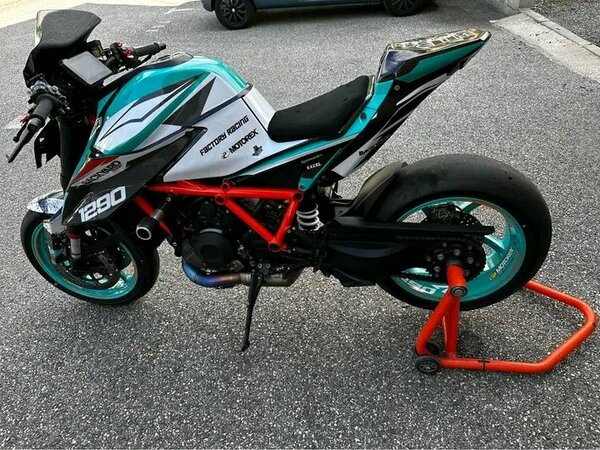 Moto sportive 1290cc turquoise