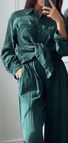 “Летний комплект с брюками — идеальный вариант. В видео представлены модели из муслина и льна в сочных ярких цветах. Ткань дышащая, тонкая и не притягивает жару.”