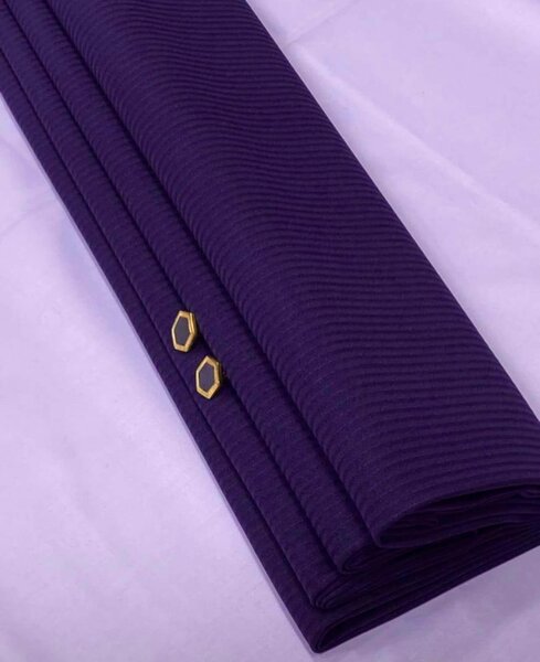 Beau tissu pour couper des vêtements en coton violet