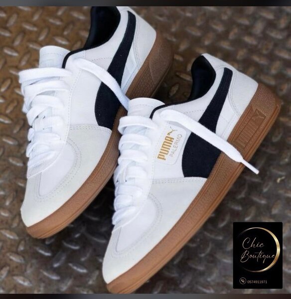 Sneakers blancs et noirs