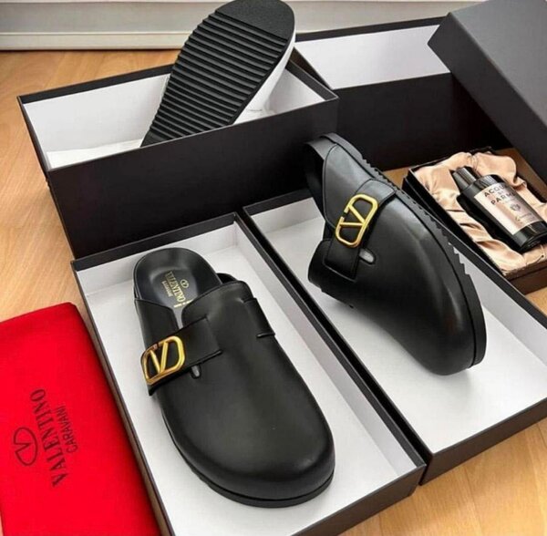 Sabots en cuir noir Valentino