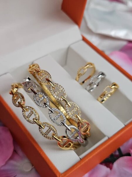 Ensemble de bracelets et bagues en or