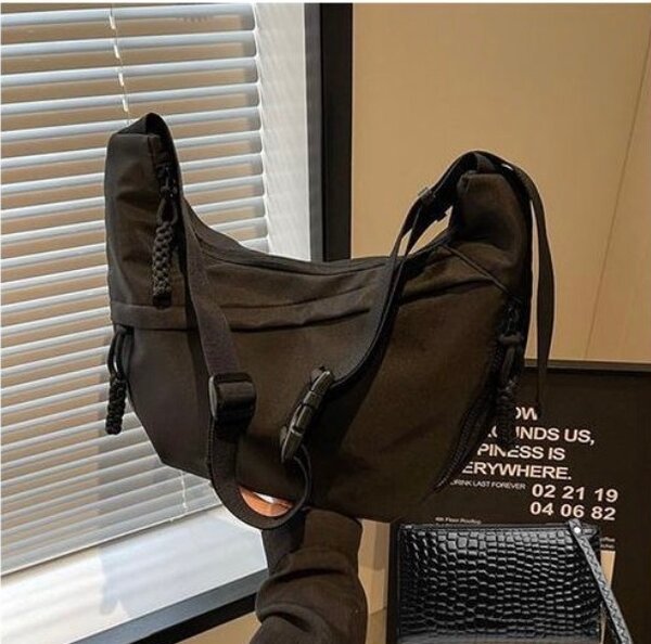 Sac bandoulière noir polyvalent