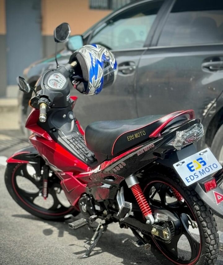 Moto sportive rouge 150cc