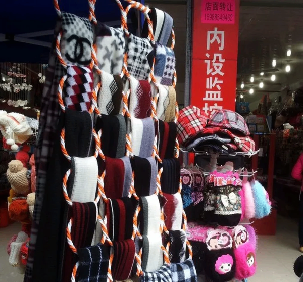 Organisateur de foulards suspendu