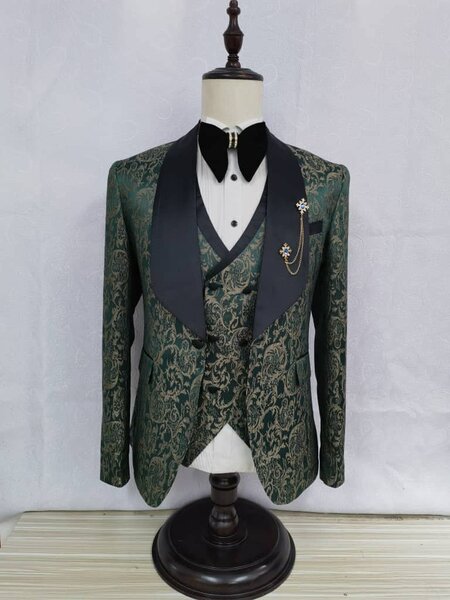 Costume de mariage élégant