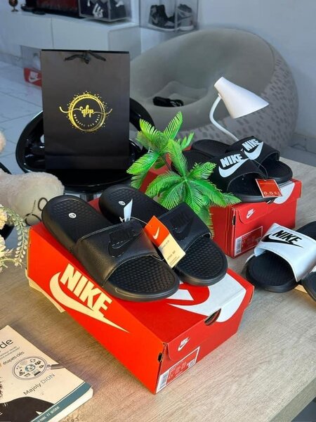 Claquettes Nike