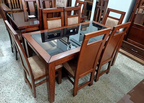 Table à manger en bois avec chaises