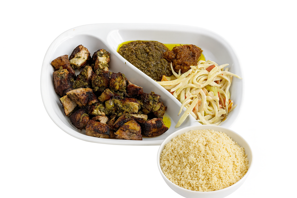 Assiette de porc avec attieke