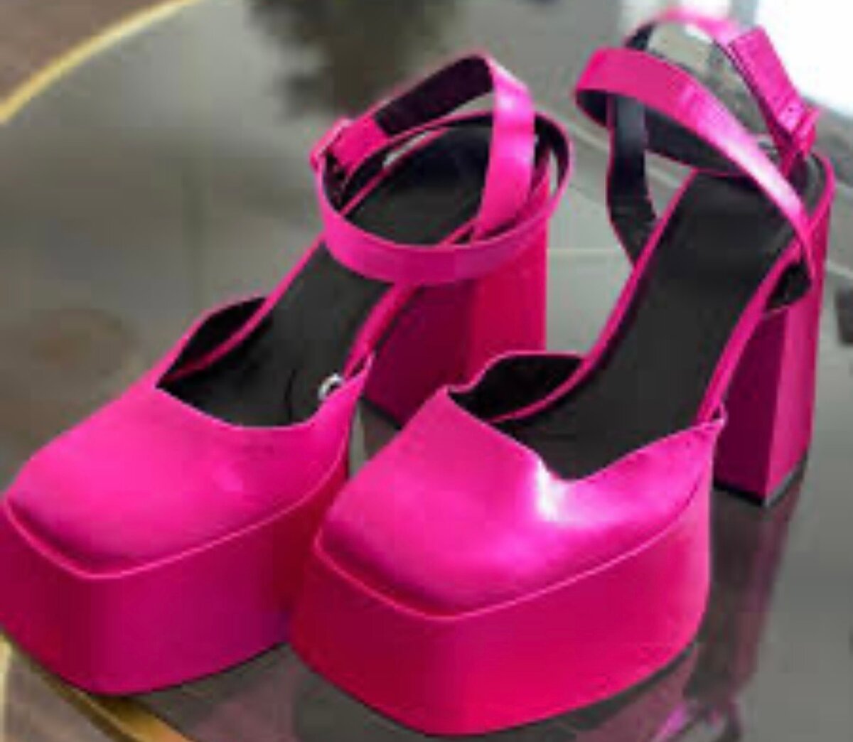 Sandales à talons brillantes