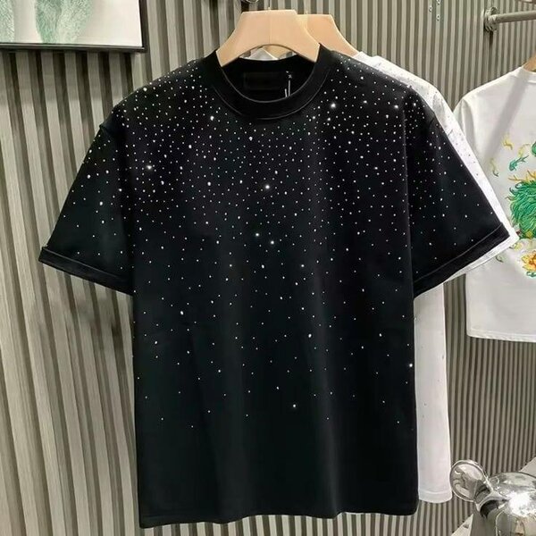T-shirt noir à paillettes et strass