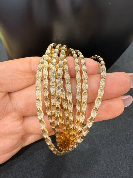 Bracelets dorés scintillants