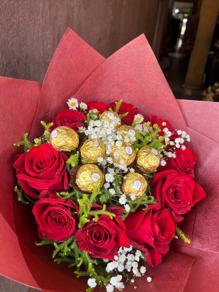 Bouquet mixte roses et chocolats