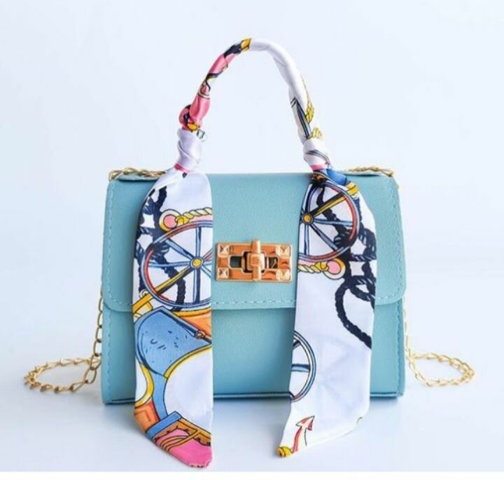 Sac à main avec foulard élégant