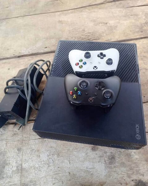 Console Xbox One avec manettes