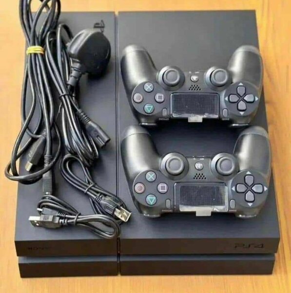 Console PS4 avec 2 manettes et accessoires