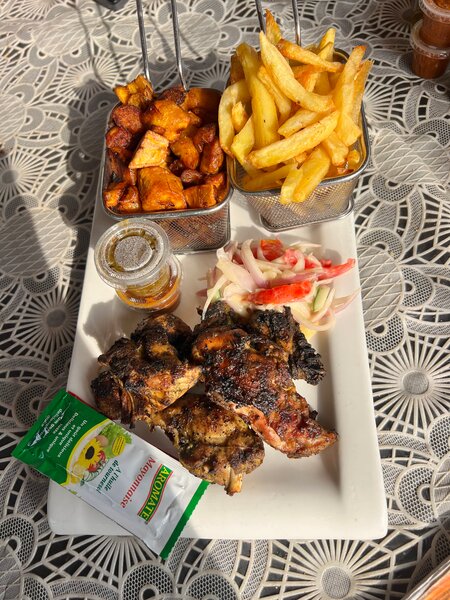 1/2 poulet braisé +frite+Alloc