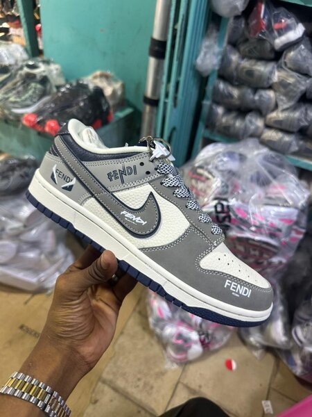 Baskets en cuir Fendi grises