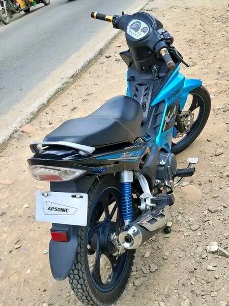 Moto Apsonic bleue performante